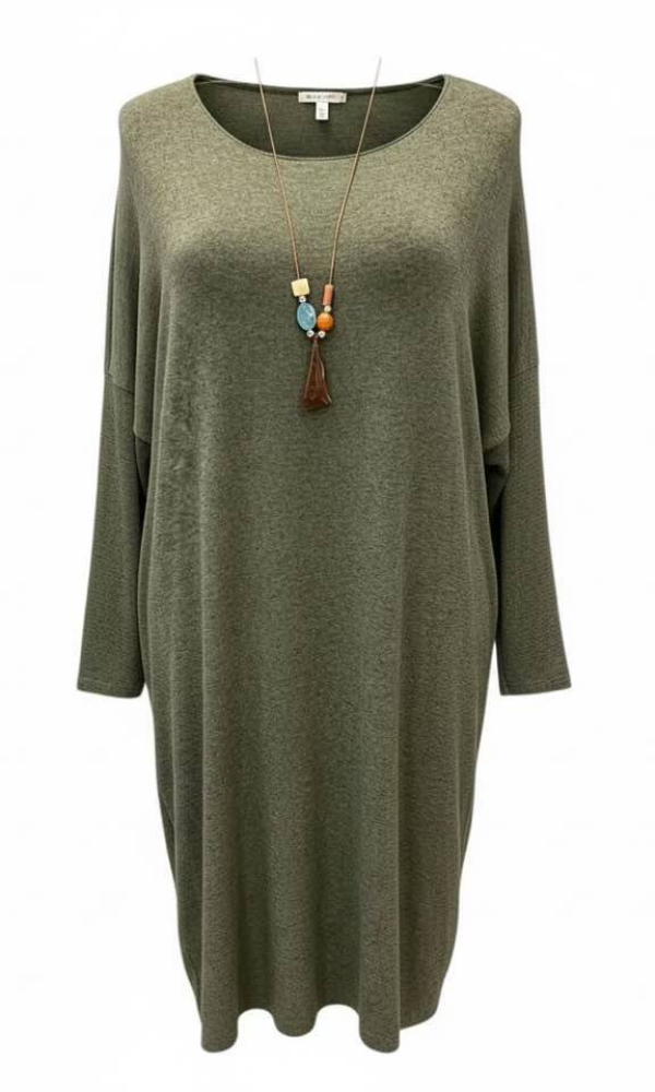 Neulemekko, jossa reilu rinnanympärys ja suora malli