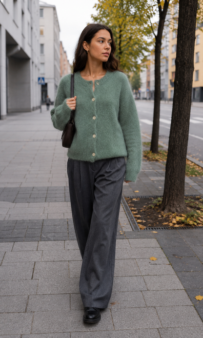Vihreä kid mohair neuletakki pyöreällä pääntiellä ja napeilla syksyisessä kaupunkimaisemassa