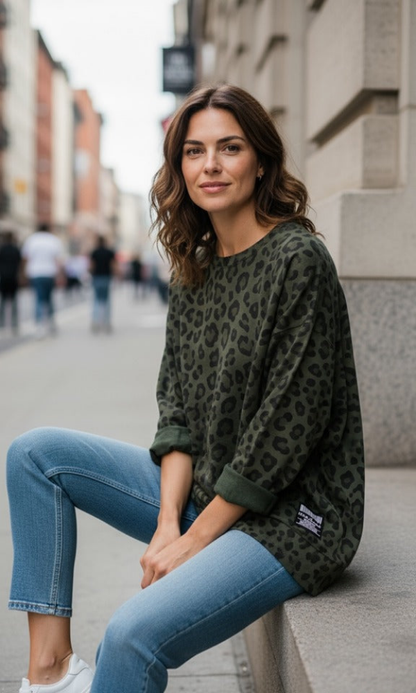 Naisten leopardikuvioinen college, jossa sivuvetoketjut