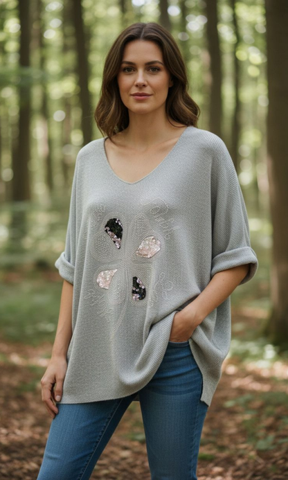 Harmaa neliapila neule yhdistettynä farkkuihin