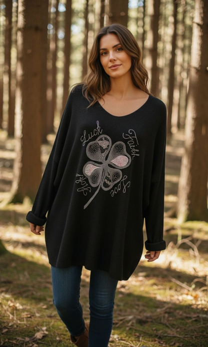 Neliapila koristekuvioitu neule, jossa bling-yksityiskohdat