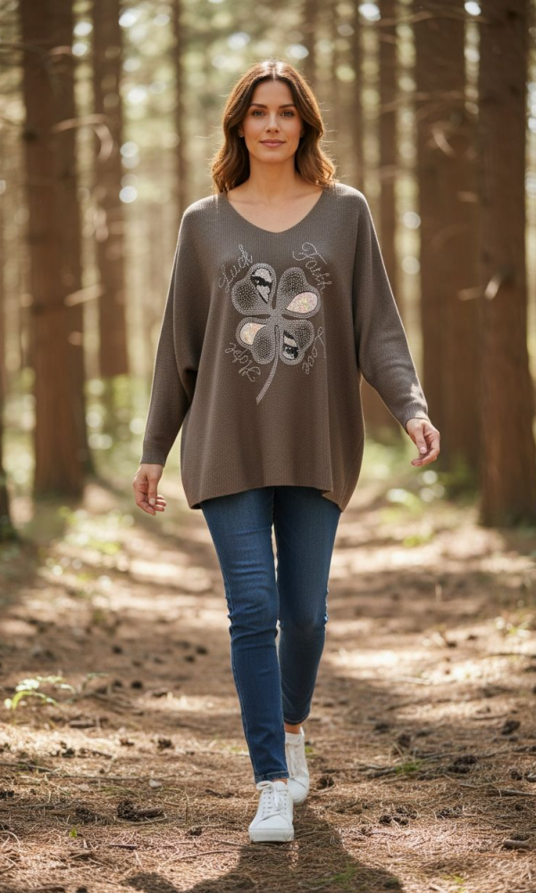 Ruskea neule bling-kuviolla luonnon keskellä