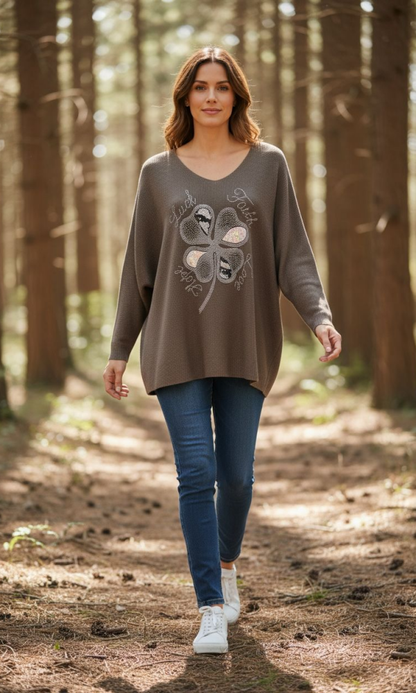 Ruskea neule bling-kuviolla luonnon keskellä