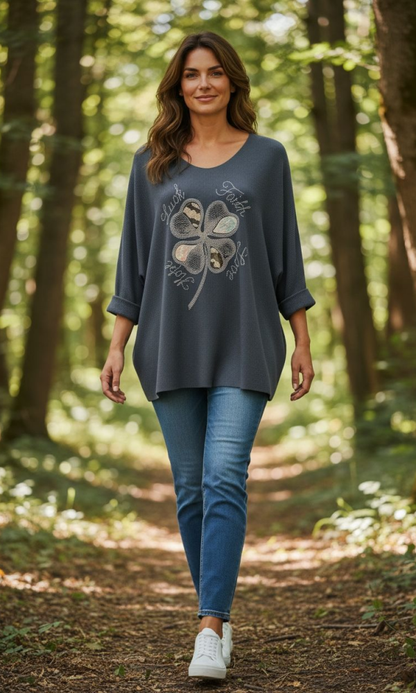 Farkunsininen neliapila neule yhdistettynä farkkuihin