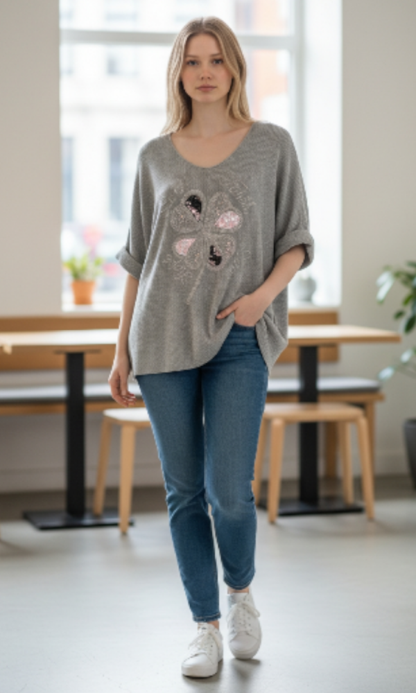 Pehmeä viskoosi–angora–villaneule neliapilalla. Väri harmaa