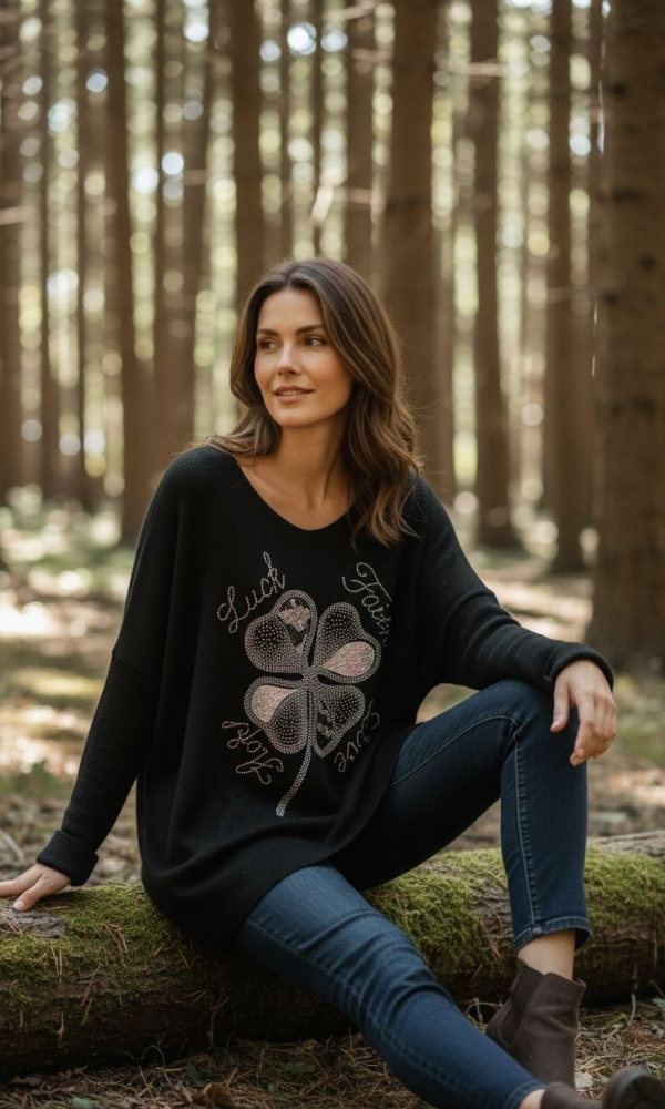 Neliapila koristekuvioitu neule, jossa bling-yksityiskohdat. Väri musta