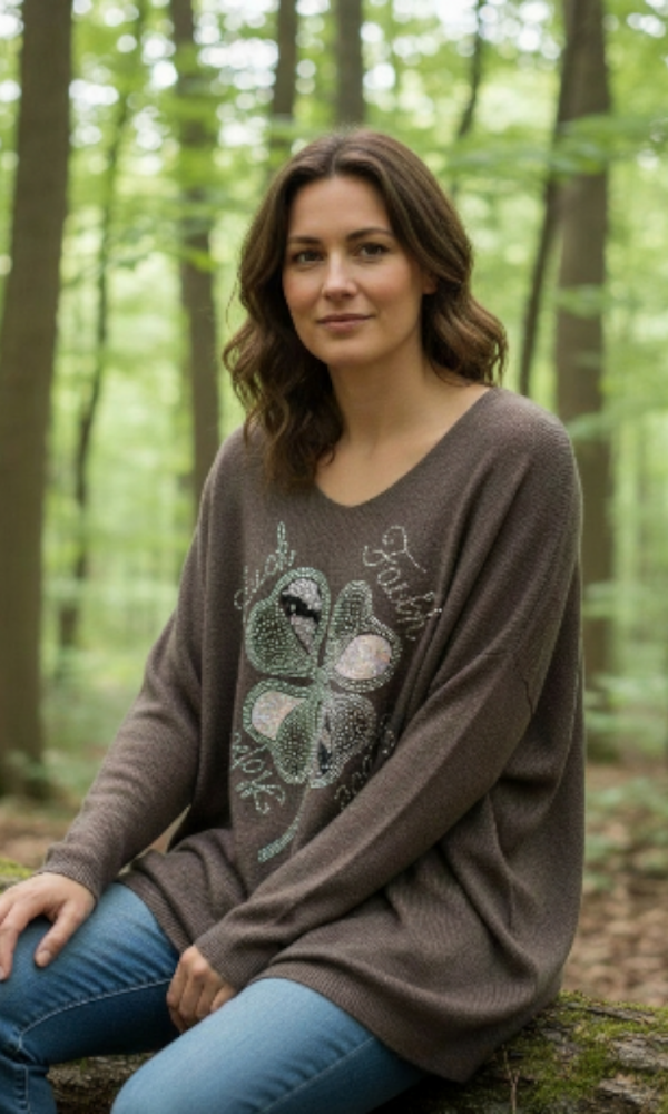 Ruskea bling-neule metsäympäristössä