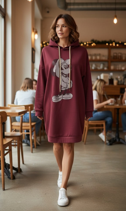 Nainen Mikki collegen hupparimekossa kahvilaympäristössä