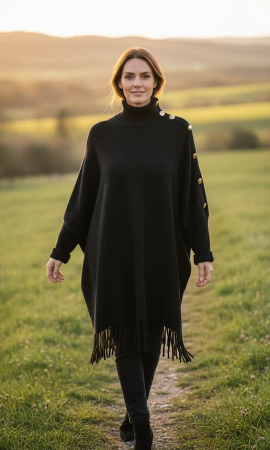 Poncho kullanvärisillä napeilla ja hapsuhelmalla edestä kuvattuna