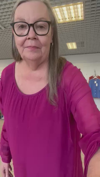 Pitsihelmainen tunika jossa 3-nappia selässä